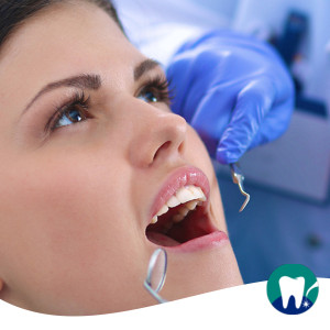 I sintomi della parodontite: mobilità dentale, ascessi e alitosi